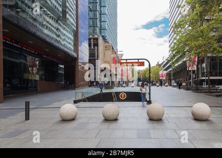 Martin Place nel quartiere centrale degli affari di Sydney è molto vuoto a causa dell'epidemia di Coronavirus, con pochissimi lavoratori in ufficio intorno, Sydney, Foto Stock