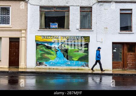 Ardara, Contea di Donegal, Irlanda 17 marzo 2020. Negozi e bar chiusi sulle strade del villaggio nord-ovest. Normalmente il luogo sarebbe occupato con i rivelatori che celebrano il giorno del loro santo patrono. La maggior parte dei negozi sono chiusi qui ora come tutti i bar e gli hotel a causa del Coronavirus, Covid-19, pandemic. Foto Stock