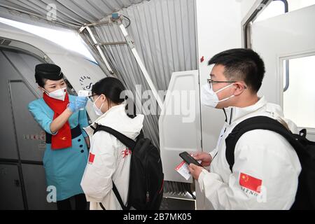 (200317) -- WUHAN, 17 marzo 2020 (Xinhua) -- Mediche dal comune di Tianjin della Cina del nord salite a bordo di un aereo all'aeroporto internazionale di Wuhan Tianhe a Wuhan, nella provincia di Hubei della Cina centrale, il 17 marzo 2020. Il primo gruppo di squadre di assistenza medica ha iniziato a lasciare la provincia di Hubei all'inizio di martedì, quando l'epidemia nella provincia duramente colpita è stata subita. I 3,675 medici appartenenti a 41 equipaggi medici provenienti da tutta la Cina hanno assistito 14 ospedali temporanei e sette ospedali designati a Wuhan, la capitale provinciale e l'epicentro dell'epidemia. (Xinhua/Chen Yehu Foto Stock