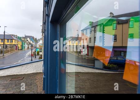 Ardara, Contea di Donegal, Irlanda 17 marzo 2020. Negozi e bar chiusi sulle strade del villaggio nord-ovest. Normalmente il luogo sarebbe occupato con i rivelatori che celebrano il giorno del loro santo patrono. La maggior parte dei negozi sono chiusi qui ora come tutti i bar e gli hotel a causa del Coronavirus, Covid-19, pandemic. Foto Stock