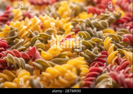 Gnocchi polli di pasta multicolore concetto di fondo. Concetto di dieta e cibo sano Foto Stock