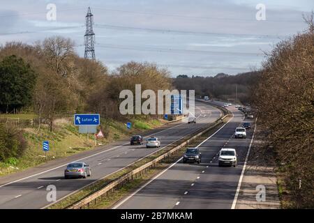 Autostrada britannica A1M allo svincolo 8 per Hitchin e Luton Airport. Foto Stock