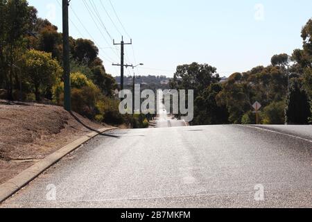 Tipiche strade australiane intorno alla città di Narrogin, Australia Occidentale Foto Stock