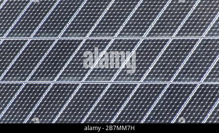 Vista ravvicinata dei pannelli solari, fotovoltaici, fonti alternative di energia elettrica - concetto di risorse sostenibili in Spagna. Foto Stock