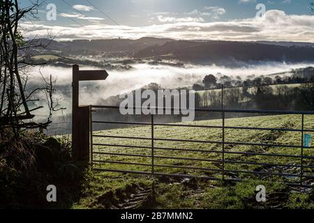 Il fiume Teign è lungo 31 km e si snoda da Dartmoor verso il mare a Teignmouth in un fiume retrograda del sud del Devon Foto Stock