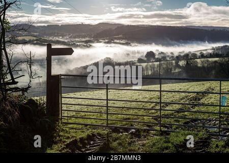 Il fiume Teign è lungo 31 km e si snoda da Dartmoor verso il mare a Teignmouth in un fiume retrograda del sud del Devon Foto Stock