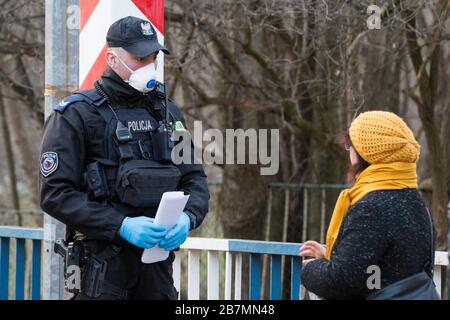 Un poliziotto indossa una maschera protettiva sul confine tedesco-polacco al ponte cittadino di Goerlitz e Zgorzelec durante le misure di controllo sanitario. Foto Stock