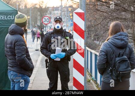 Un poliziotto indossa una maschera protettiva sul confine tedesco-polacco al ponte cittadino di Goerlitz e Zgorzelec durante le misure di controllo sanitario. Foto Stock