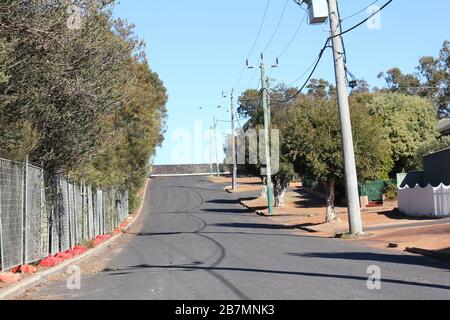 Tipiche strade australiane intorno alla città di Narrogin, Australia Occidentale Foto Stock