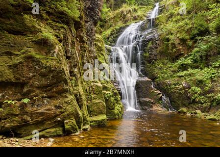 Acqua offuscata della cascata del fiume Kamienczyk - la cascata più alta nelle montagne Giant polacco Foto Stock