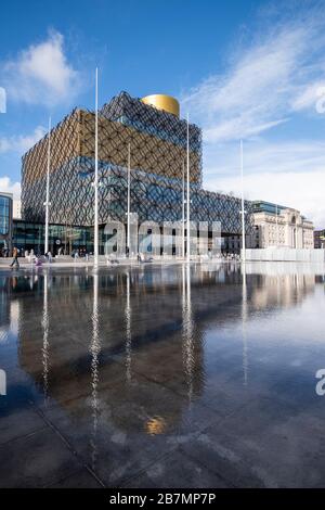 Biblioteca riflessa in una caratteristica di acqua in Centenary Square a Birmingham City, West Midlands Inghilterra UK Foto Stock