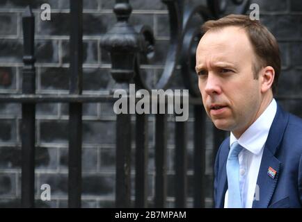Il Segretario della Sanità Matt Hancock lascia 10 Downing Street, Londra, a seguito di una riunione del gabinetto il giorno dopo che il primo Ministro Boris Johnson ha invitato le persone a stare lontano da pub, club e teatri, lavorare da casa se possibile ed evitare tutti i contatti non essenziali e viaggiare per ridurre l'impatto della pandemia di coronavirus. Foto Stock