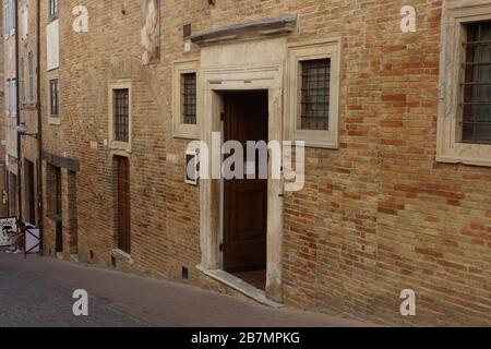 La casa-museo del grande pittore italiano e architetto dell'alto Rinascimento Raffaello Santi di Urbino. Marche, Urbino, Italia. Foto Stock