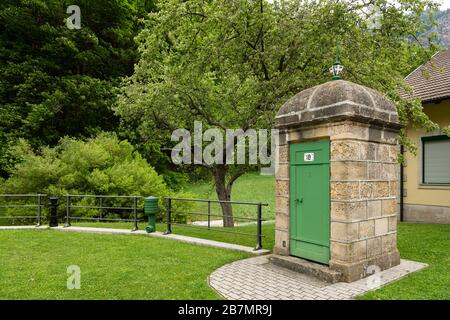 Kaiserbrunn, Austria - 30 maggio 2019: Inizio del primo gasdotto della Primavera della montagna di Vienna a Kaiserbrunn. Una parte importante dell'approvvigionamento idrico di Vienna è fr Foto Stock