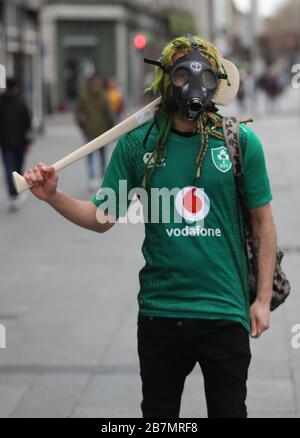 Un turista vicino a o'Connell Street a Dublino, il giorno di San Patrizio. Foto Stock