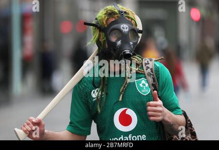 Un turista vicino a o'Connell Street a Dublino, il giorno di San Patrizio. Foto Stock