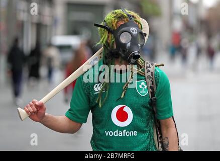 Un turista vicino a o'Connell Street a Dublino, il giorno di San Patrizio. Foto Stock