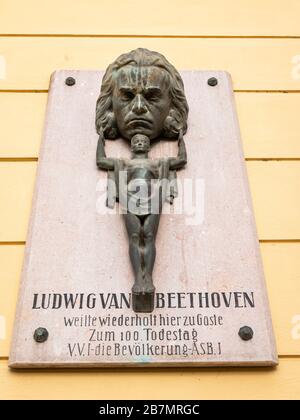 Vienna, Austria - 8 marzo 2020: Targa Ludwig van Beethoven a Jedlesee Vienna. Questa targa si trova su una vecchia casa dove Ludwig van Beethoven era abituato a Vis Foto Stock