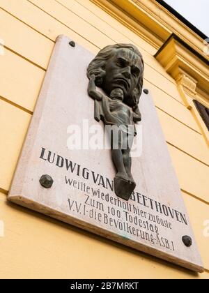 Vienna, Austria - 8 marzo 2020: Targa Ludwig van Beethoven a Jedlesee Vienna. Questa targa si trova su una vecchia casa dove Ludwig van Beethoven era abituato a Vis Foto Stock