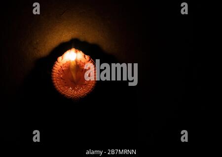 Lampada in argilla incandescente su sfondo notturno scuro - Happy Diwali, Festival della luce, luci illuminate, Festival della felicità Foto Stock