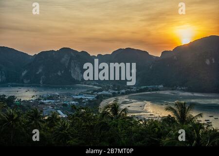 Vista dal punto di vista del tramonto su Koh Phi Phi Foto Stock