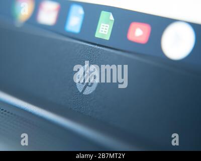 2020 marzo, Regno Unito: Logo HP hewlett packard su notebook primo piano chromebook Chrome os con applicazioni google Foto Stock