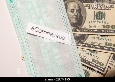 Impatto del virus Corona sul concetto di economia americana, banconote con maschera medica e banconote Foto Stock