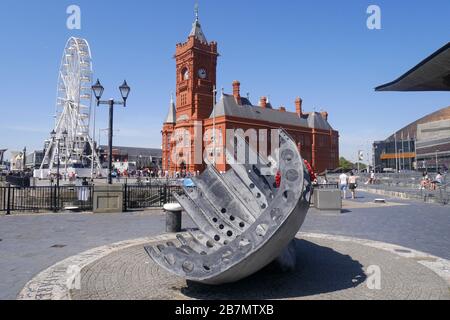 Memoriale di guerra dei marittimi mercantili, con dietro l'edificio Pierhead, Cardiff, Galles, Regno Unito Foto Stock