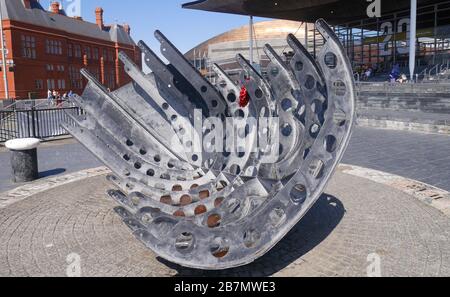 Memoriale di guerra dei marittimi mercantili, con dietro l'edificio Pierhead, Cardiff, Galles, Regno Unito Foto Stock