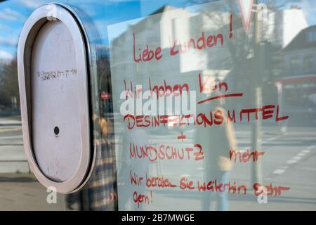 Una farmacia ha presentato un avviso che le maschere per la bocca e il disinfettante sono venduti ad Amburgo, Germania, il 15 marzo 2020 Foto Stock