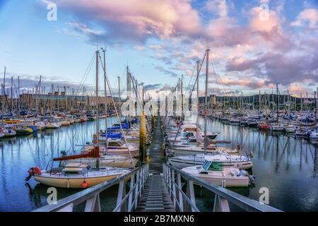 Vista serale dal molo agli yacht nell'accogliente città portuale di Cherbourg-Oktervill (Cherbourg), nel nord-ovest della Francia. Penisola di Cotentin. Foto Stock