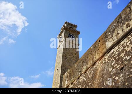 Orologio della città, mura e torre di un antico forte portoghese del periodo coloniale nella città di Galle, Sri Lanka. Foto Stock