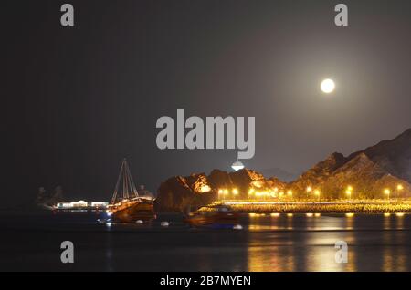 Luna piena sulla baia di Mascate Oman Foto Stock