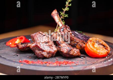 Un grande pezzo di agnello con osso - ristorante piatto - di agnello grigliate di carne di agnello alla griglia Foto Stock