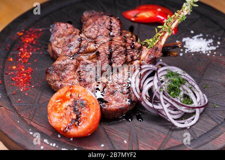 Un grande pezzo di agnello con osso - ristorante piatto - di agnello grigliate di carne di agnello alla griglia Foto Stock