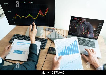 Business team investimento imprenditore Trading discussione e analisi grafico mercato azionario in trader ufficio. Concetto di cambio finanziario aziendale. Foto Stock