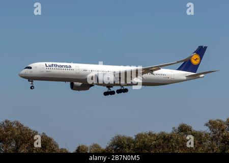 Lufthansa Airbus A350-900 (D-AIXC) ancora nel vecchio sbarco livrea a Malta per manutenzione. Foto Stock