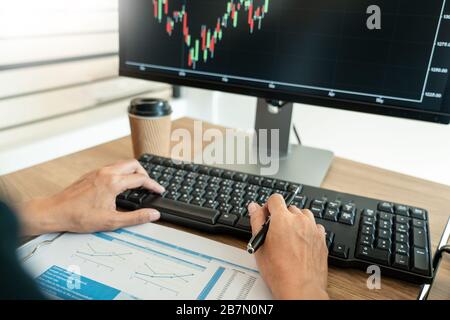 Sviluppo di nuovi approcci Investor guardando il cambiamento del contratto di borsa su una borsa valori Foto Stock