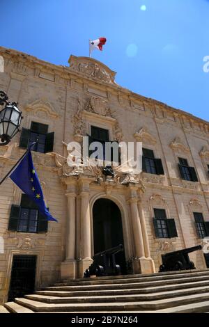 Valletta. Malta. Il centro della città vecchia. Auberge de Castille et Leon in Castille Place. La residenza e l'ufficio del primo Ministro di Malta. Foto Stock