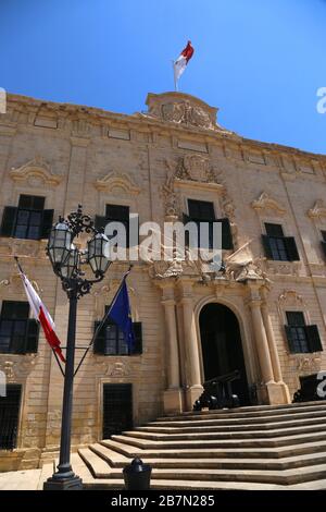 Valletta. Malta. Il centro della città vecchia. Auberge de Castille et Leon in Castille Place. La residenza e l'ufficio del primo Ministro di Malta. Foto Stock