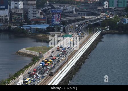 Singapore. 17 Marzo 2020. I veicoli sulla strada per Singapore dalla Malesia causano un inceppamento sul Singapore-Johor Causeway il 17 marzo 2020. La Malesia sta introducendo misure restrittive complete, tra cui la chiusura di negozi e scuole e l'imposizione di divieti di viaggio, nel tentativo di contenere l'epidemia di COVID-19, il primo ministro Muhyiddin Yassin ha annunciato lunedì. Le misure saranno effettive dal marzo 18 al marzo 31, ha affermato Muhyiddin. Credit: Then Chih Wey/Xinhua/Alamy Live News Foto Stock