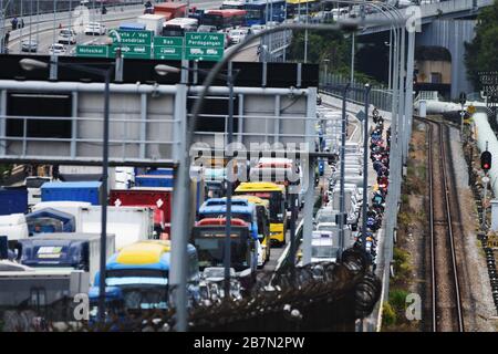 Singapore. 17 Marzo 2020. I veicoli sulla strada per Singapore dalla Malesia causano un inceppamento sul Singapore-Johor Causeway il 17 marzo 2020. La Malesia sta introducendo misure restrittive complete, tra cui la chiusura di negozi e scuole e l'imposizione di divieti di viaggio, nel tentativo di contenere l'epidemia di COVID-19, il primo ministro Muhyiddin Yassin ha annunciato lunedì. Le misure saranno effettive dal marzo 18 al marzo 31, ha affermato Muhyiddin. Credit: Then Chih Wey/Xinhua/Alamy Live News Foto Stock