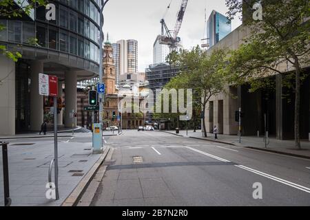 Bent Street, nel quartiere centrale degli affari di Sydney, è molto vuota a causa dell'epidemia di Coronavirus, con pochissimi lavoratori in ufficio intorno, Sydney, Foto Stock