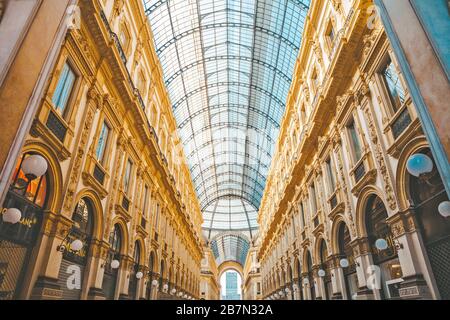 Milano, Italia - 1 luglio 2019: Galleria Vittorio Emanuele II a Milano. È uno dei centri commerciali più antichi del mondo Foto Stock
