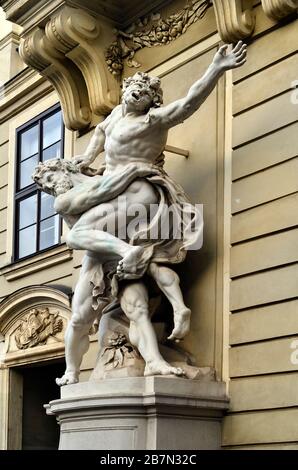 Austria, scultura sulla facciata di un edificio sconosciuto Foto Stock