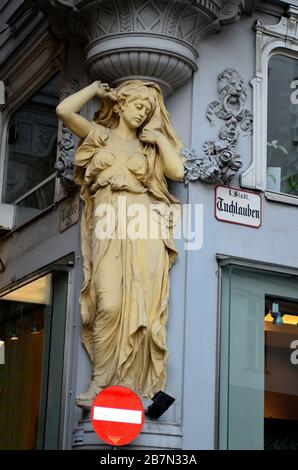 Austria, scultura sulla facciata di un edificio sconosciuto nel centro della capitale Foto Stock