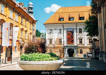 Lubiana, Slovenia - 2 luglio 2019 : Museo della città di Lubiana in Piazza della Rivoluzione Francese Foto Stock