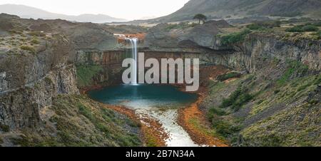 Lago e cascata del fiume Agrio nella provincia di Neuquén, Argentina Foto Stock