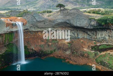 Lago e cascata del fiume Agrio nella provincia di Neuquén, Argentina Foto Stock