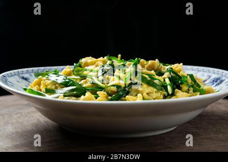 Una deliziosa uova fritte con erba cipollina cinese Foto Stock